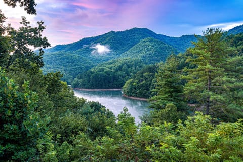 Scenic View: Breathtaking mountain and lake vistas perfect for your adventure!