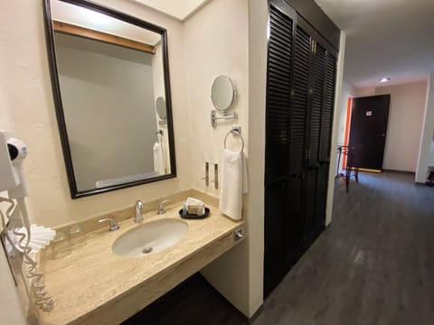 Standard Double Room | Bathroom | Hair dryer, towels