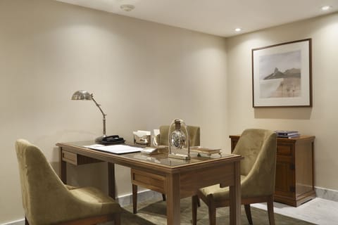 Suíte Presidencial | Minibar, in-room safe, desk, laptop workspace