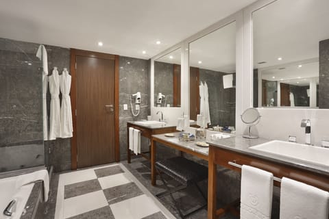 Suíte Presidencial | Bathroom | Free toiletries, hair dryer, bidet, towels