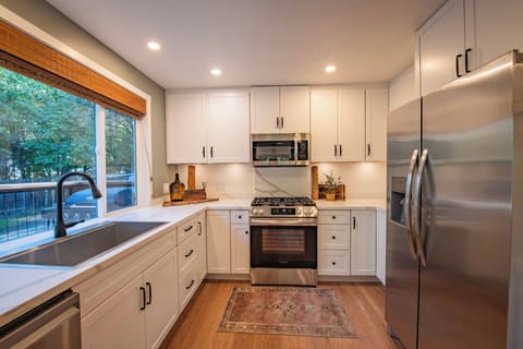 House, Multiple Beds, Patio, Garden View (Downtown Treehouse) | Private kitchen | Coffee/tea maker