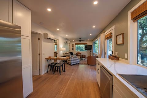 House, Multiple Beds, Patio, Garden View (Downtown Treehouse) | Interior