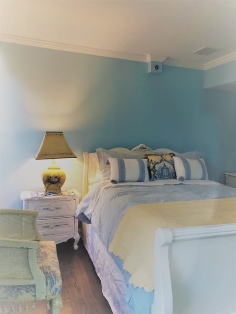 Room 18 | Premium bedding, individually decorated, individually furnished