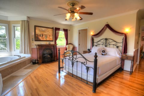 Deluxe Room, 1 Queen Bed, Jetted Tub, Mountain View | Egyptian cotton sheets, premium bedding, down comforters