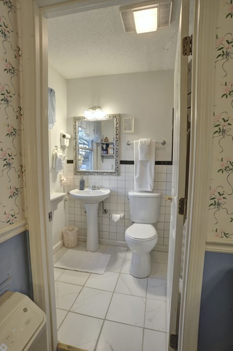 Standard Room, 1 King Bed, Ground Floor | Bathroom | Free toiletries, hair dryer, towels
