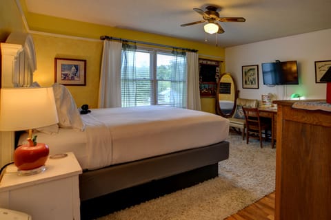 Standard Room, 1 King Bed, Mountain View, Ground Floor | Egyptian cotton sheets, premium bedding, down comforters