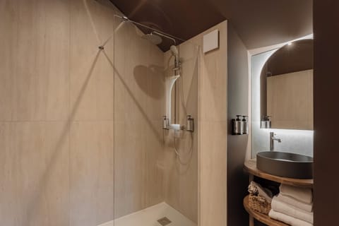 Cabin, Kitchenette, Garden View | Bathroom | Shower, hair dryer, towels, soap