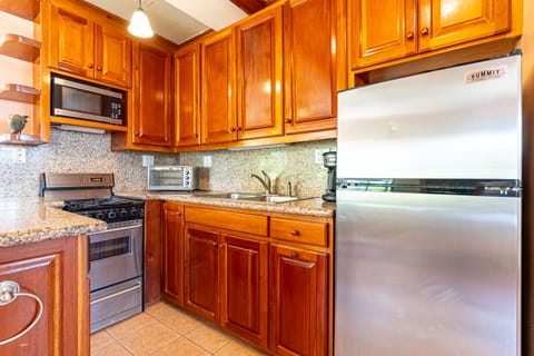 Sea View Lower Level Suite | Private kitchen | Full-size fridge, microwave, oven, stovetop