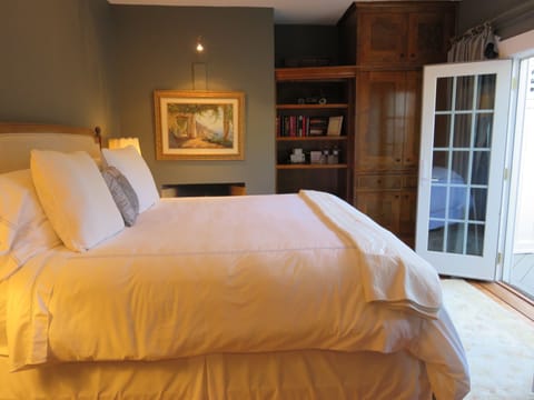 Deluxe Room, 1 King Bed | Egyptian cotton sheets, premium bedding, pillowtop beds