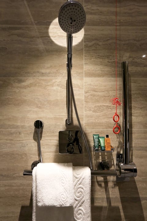 Rainfall showerhead, free toiletries, hair dryer, towels