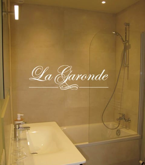 Salle de bain privative : Baignoire douche et WC privés. Articles de toilette, savons, shampoing, serviettes de bain.