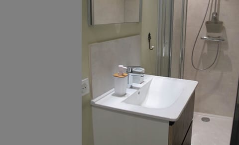 Salle de bain privative : Douche et WC privés. Articles de toilette, savons, shampoing, serviettes de bain.