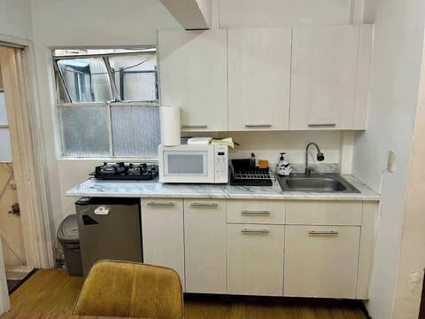 Cocina equipada (microondas, tarja, mini refrigerador, alacena, estufa eléctrica, serví toalla)