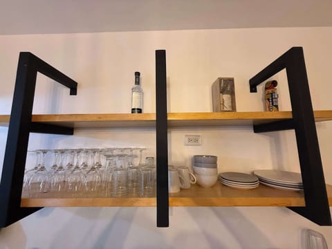 Estante moderno (Vajilla para 4 personas y copas de vino)