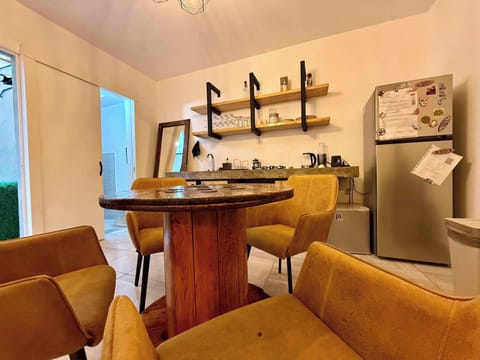 Comedor de madera 4 plazas, sillas color miel acojinadas, refrigerador dos puertas