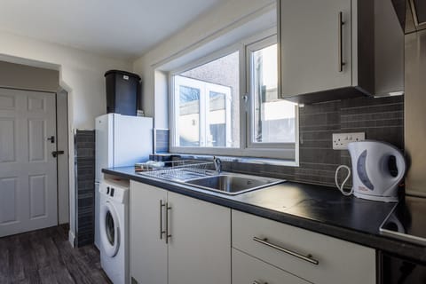 Classic House | Private kitchen | Full-size fridge, microwave, oven, stovetop