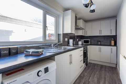 Classic House | Private kitchen | Full-size fridge, microwave, oven, stovetop