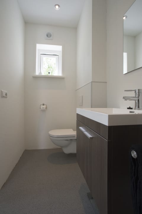 Deluxe Double Room, 1 Double Bed, Garden Area | Bathroom | Shower, free toiletries, towels