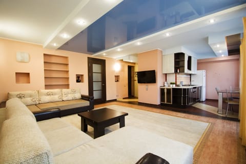 Family Apartment (Nezavisimosti prosp.,74) | Individually decorated, individually furnished, iron/ironing board