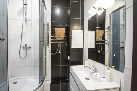 Comfort Quadruple Room, 1 Bedroom, Kitchen (Engelsa 29) | Bathroom | Free toiletries, hair dryer, towels, soap