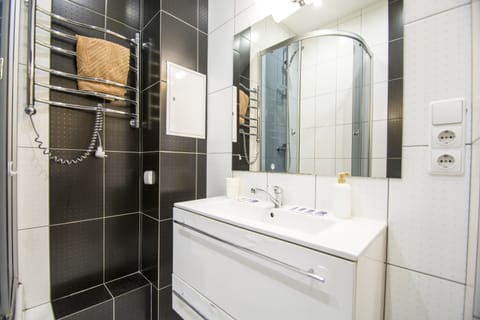 Comfort Quadruple Room, 1 Bedroom, Kitchen (Engelsa 28) | Bathroom | Free toiletries, hair dryer, towels, soap