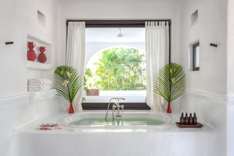 Suite (Master Jungle) | Bathroom | Eco-friendly toiletries, hair dryer, bathrobes, slippers