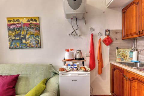 Standard Apartment, 1 Bedroom, 2 Bathrooms (Aurora La Petite Maison) | Private kitchenette | Fridge, microwave, stovetop, coffee/tea maker