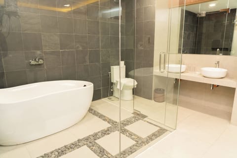 Premium Room, 2 Double Beds (Maharlika) | Bathroom | Bidet, towels, soap, shampoo