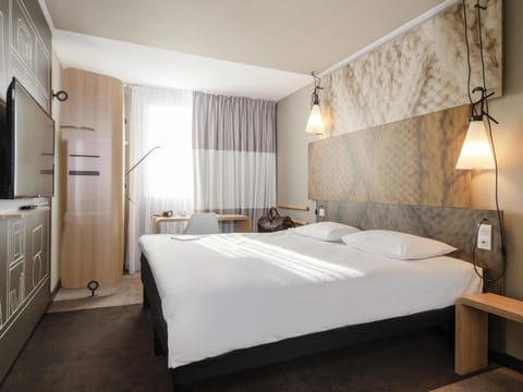 Standard Room, 1 Double Bed | Pillowtop beds, desk, blackout drapes, soundproofing