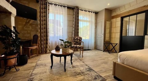 Classic Triple Room | Living area | TV