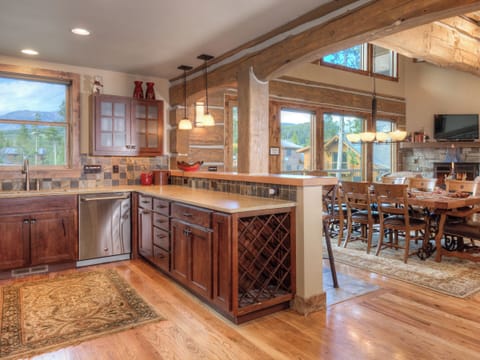 Open Kitchen / Dining Room