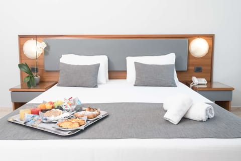 Deluxe Room, 1 Queen Bed | Down comforters, in-room safe, desk, laptop workspace