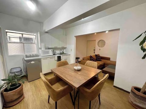 Comedor (cocina integrada, bote de basura, planta de decoración, mini refrigerador, alacena, focos, mesa con 4 sillas)