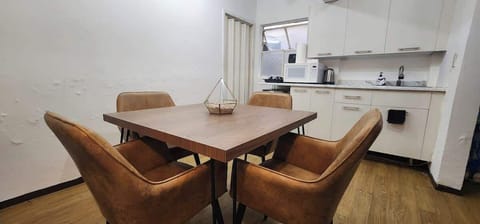 Comedor (mesa con 4 sillas, cocina integrada, planta de decoración)