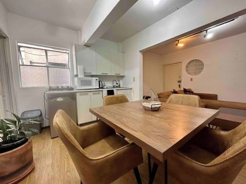 Comedor (mesa con 4 sillas, cocina integrada, planta de decoración)