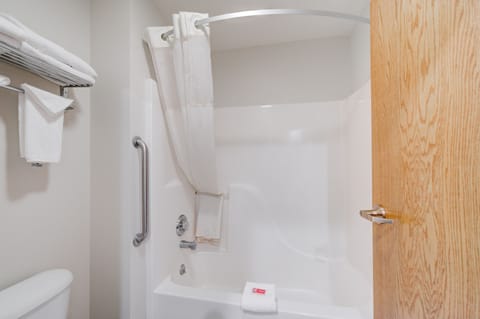 Combined shower/tub, free toiletries, towels