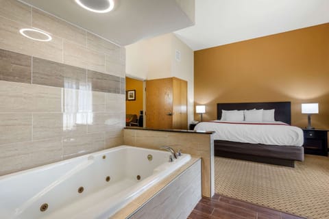 Suite, 1 King Bed, Non Smoking, Jetted Tub | Premium bedding, in-room safe, desk, laptop workspace