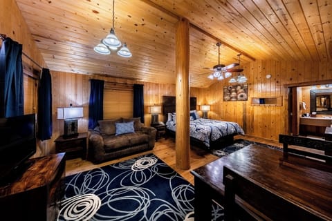 Executive Cabin, 1 King Bed | Hypo-allergenic bedding, pillowtop beds, desk, laptop workspace