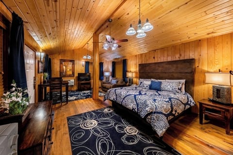 Executive Cabin, 1 King Bed | Hypo-allergenic bedding, pillowtop beds, desk, laptop workspace