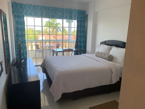 Deluxe Room, 1 Queen Bed, Bathtub | Iron/ironing board, free WiFi, bed sheets