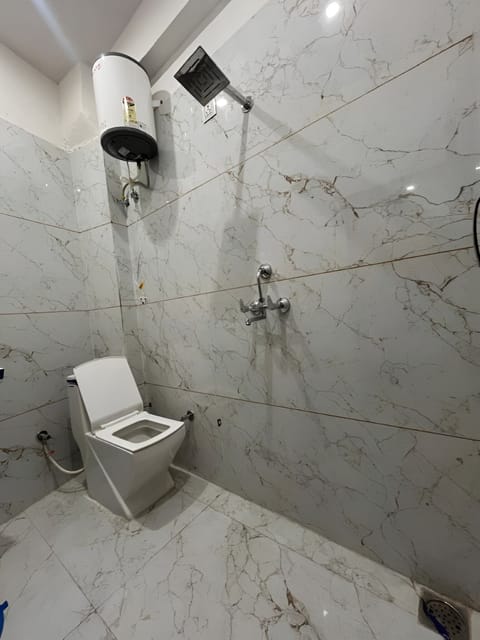 Deluxe Double Room | Bathroom | Shower, towels, soap