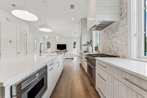 Expansive Chef's Kitchen - Perfect for All Cooking Needs!