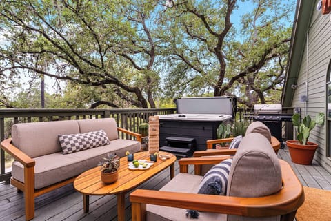 Golden hour hits differently here—sip, grill, and relax at Wimberley Treehouse’s alfresco spot with a perfect view.