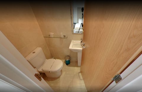 Twin Room | Bathroom | Shower, free toiletries, hair dryer, towels