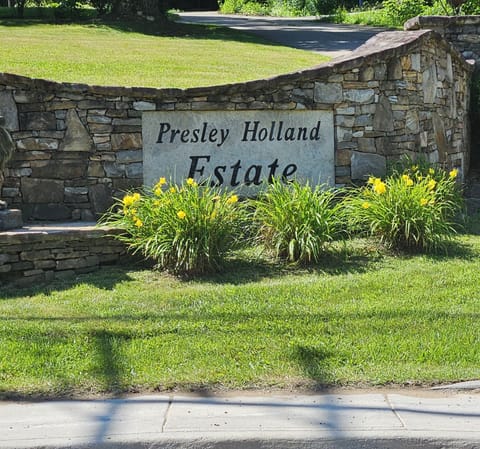 Entry to Holland Drive