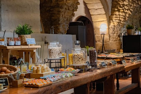 Daily continental breakfast (EUR 20 per person)
