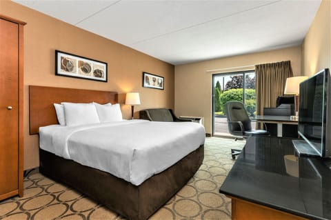 Standard Room, 1 Queen Bed with Sofa bed, Non Smoking, Ground Floor | Premium bedding, pillowtop beds, desk, laptop workspace
