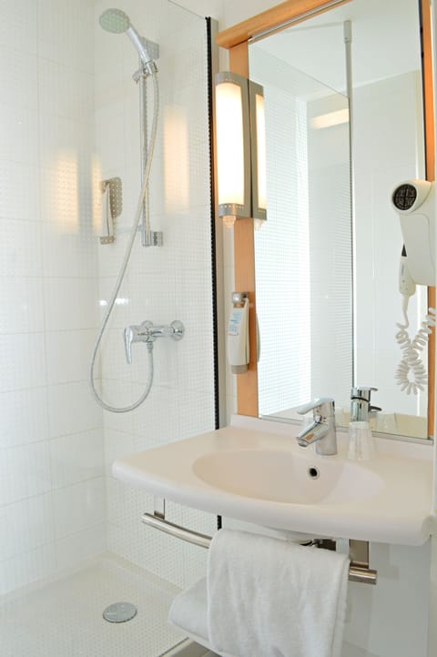 Standard Room | Bathroom | Eco-friendly toiletries, hair dryer, towels