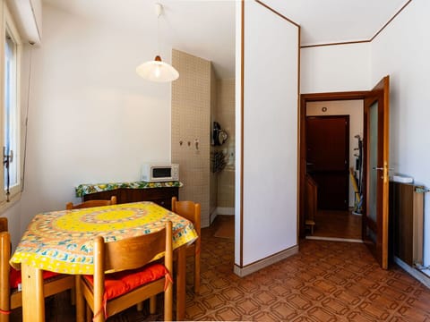 Flooring, Floor, Interior Design, Wall, Wood, Ceiling, Furniture, Room, Brown, Apartment