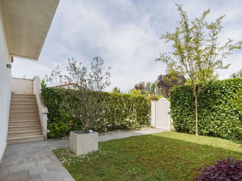 Green, Shrub, Garden, Residential Area, Land Lot, Groundcover, Lawn, Landscaping, Shade